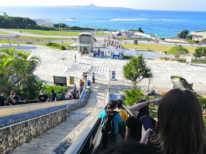 沖縄海洋博公園 沖縄美ら海水族館の外エスカレーター 海の景色