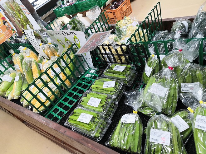 恩納村 なかゆくい市場「おんなの駅」野菜、果物直売コーナー