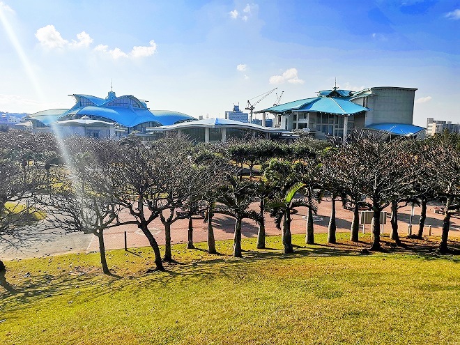 宜野湾 平和記念モニュメントの丘から見た「沖縄コンベンションセンター」