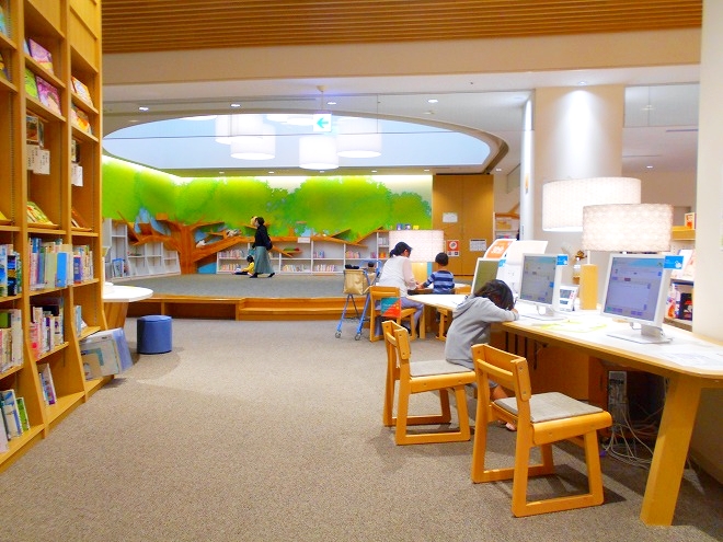 カフーナ旭橋・沖縄県立図書館 子供向けのコーナー「おはなしの森」