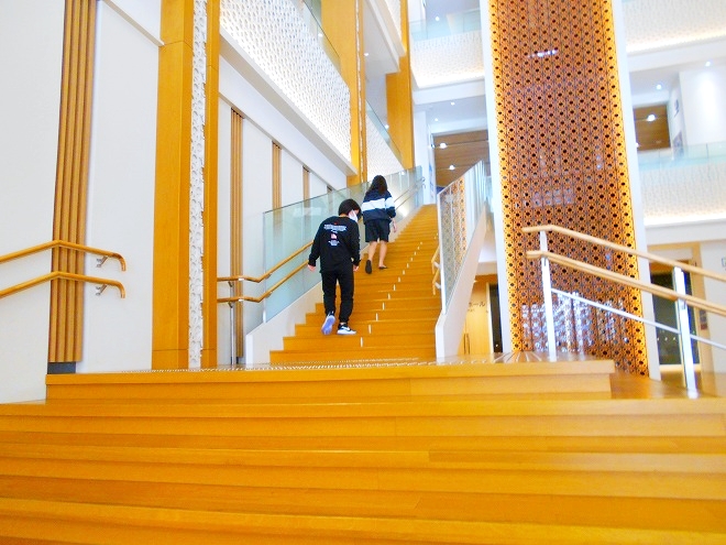 カフーナ旭橋・沖縄県立図書館4階への階段