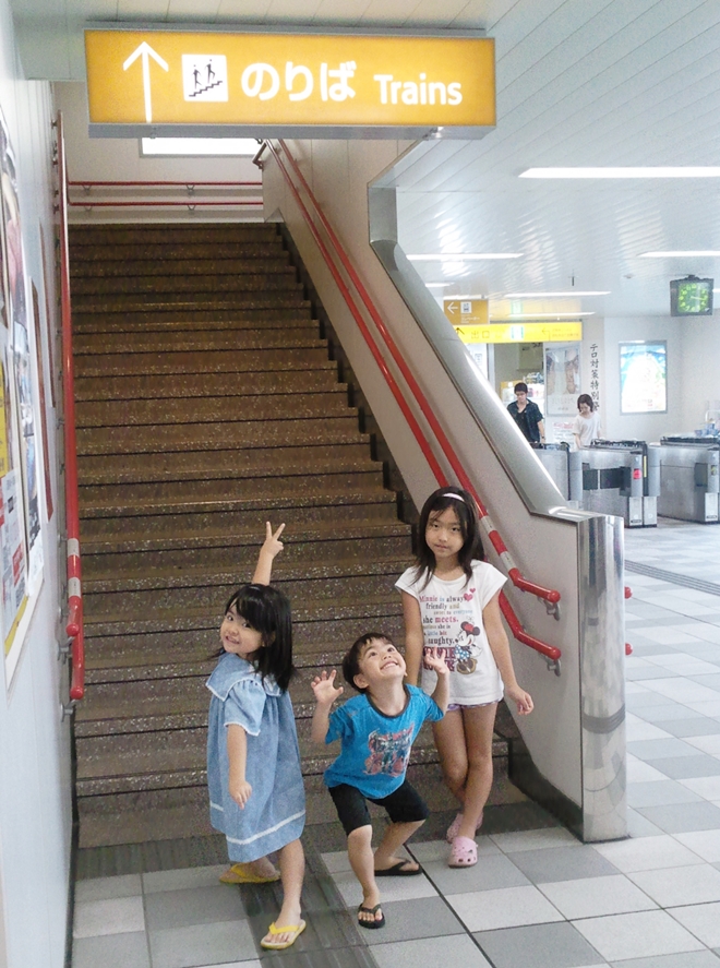 沖縄都市モノレール線 ゆいレール 県庁前駅 乗り場に上がる階段