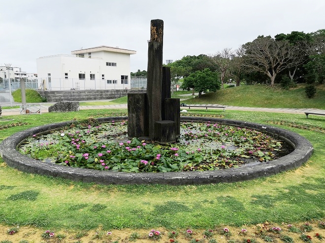 沖縄市・沖縄県総合運動公園 望水亭の前にある小さな池とモニュメント
