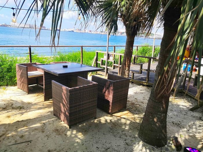 那覇ビーチリゾート「コージー ビーチ クラブ」海辺のテーブル