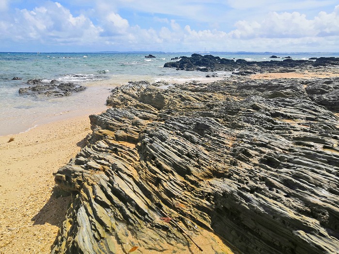 金武町 渡慶頭ビーチ 同じ波紋を持つ岩群