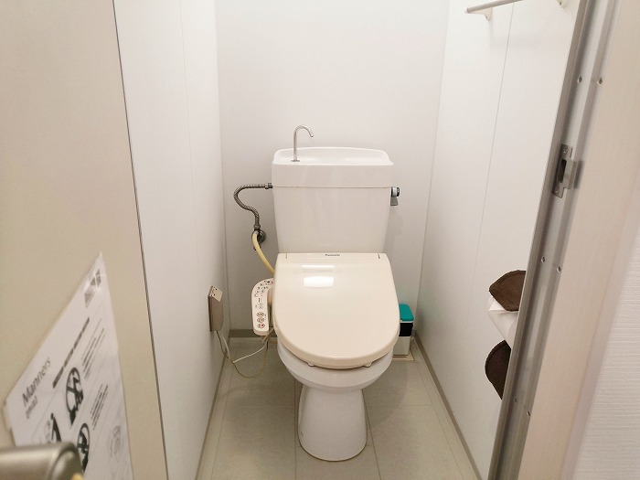 沖縄県金武町屋嘉「スノーボールコンドミニアム」黄色のミセス スノーボール棟のウォシュレット付きのトイレ
