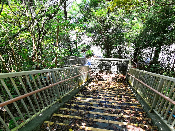 沖縄県宜野座村 漢那ダム展望台からダムまで降りる階段