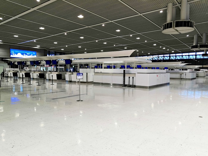 コロナ禍の成田国際空港 第2ターミナル3階出発ロビー航空会社カウンター