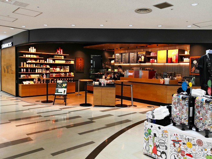 コロナ禍の成田国際空港 第2ターミナル4階レストランとショップのフロア「スターバックス」