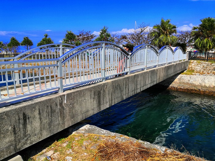 宜野湾マリーナ海浜公園と宜野湾マリーナの間に架かる橋