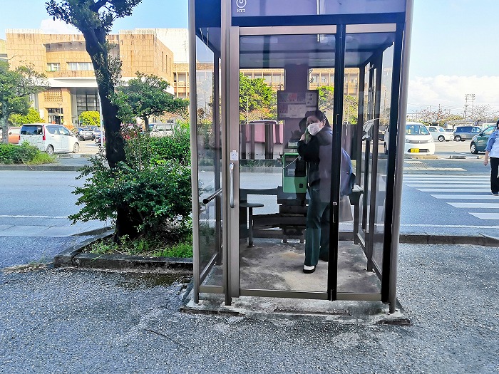 うるま市石川体育館前の電話ボックス