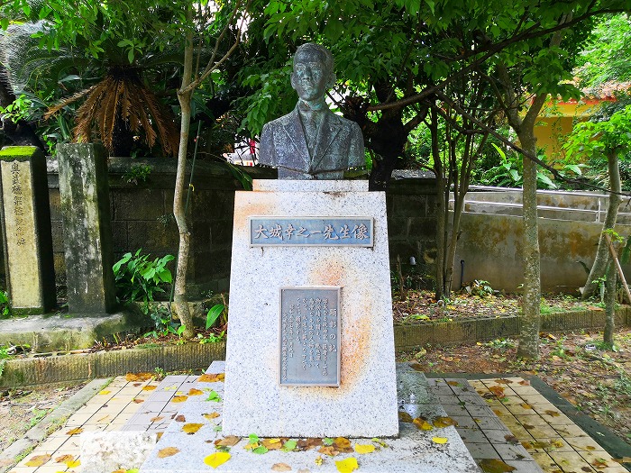 奥武島「大城幸之一先生銅像」