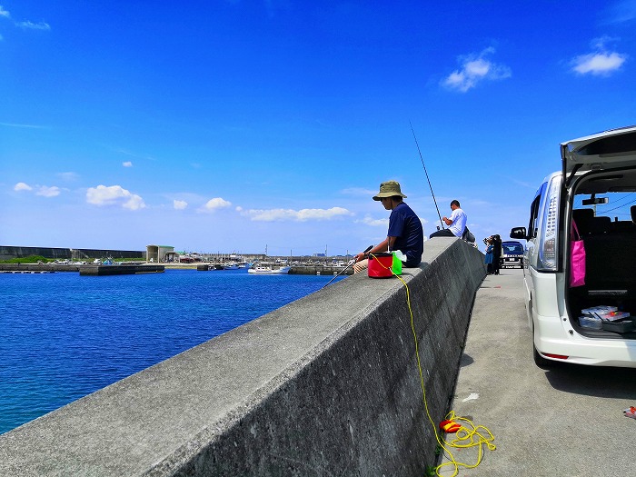 宜野湾漁港の釣り人
