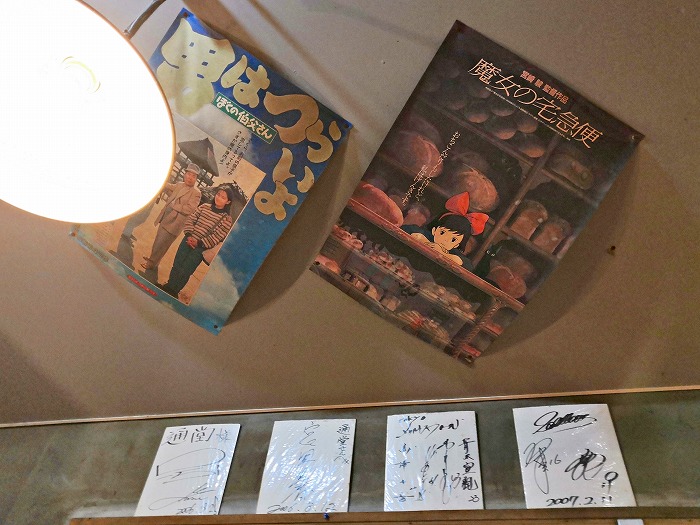 琉球新麺 通堂 首里儀保駅前店 の天井のポスター