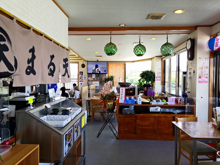 奥武島「中本鮮魚てんぷら店」2階食堂店内