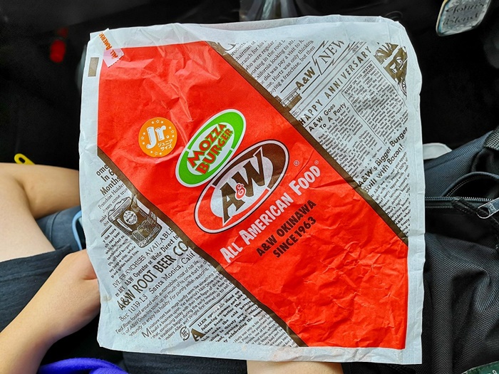 A&W牧港店ハンバーガーの包装紙