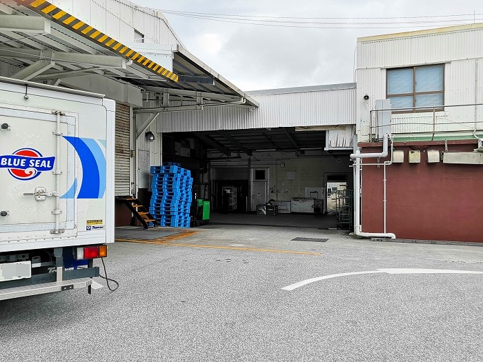The back yard of the parking lot of Blue Seal Makiminato flagship shop in Urasoe City.