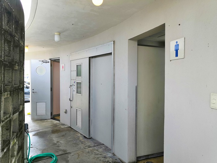 浦添市牧港 海鮮食堂「太陽（てぃーだ）」向かいの公衆トイレ