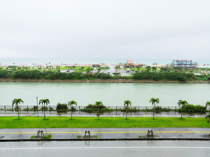イーアス沖縄豊崎「ビーチサイド」3階からの海の景色