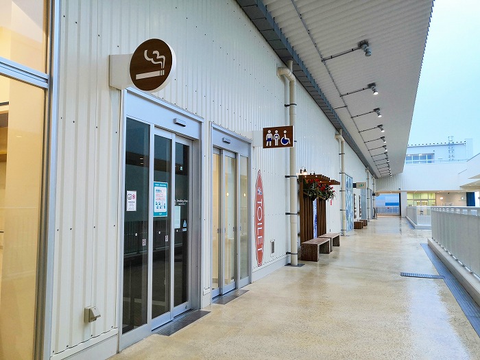 イーアス沖縄豊崎「ビーチサイド」喫煙室とトイレ