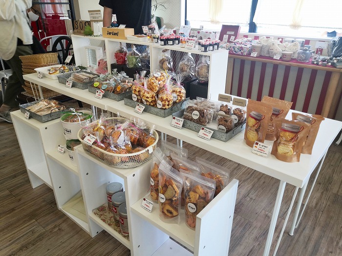 在宜野湾市大谢名的手工烤饼专卖店“Jardan!”的陈列柜。