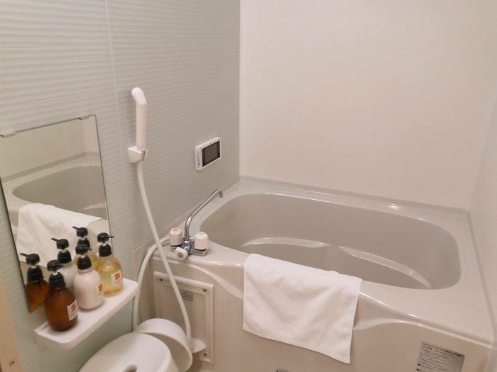 京都Stay SAKURA Kyoto 祭の客室のバスタブ付きの浴室