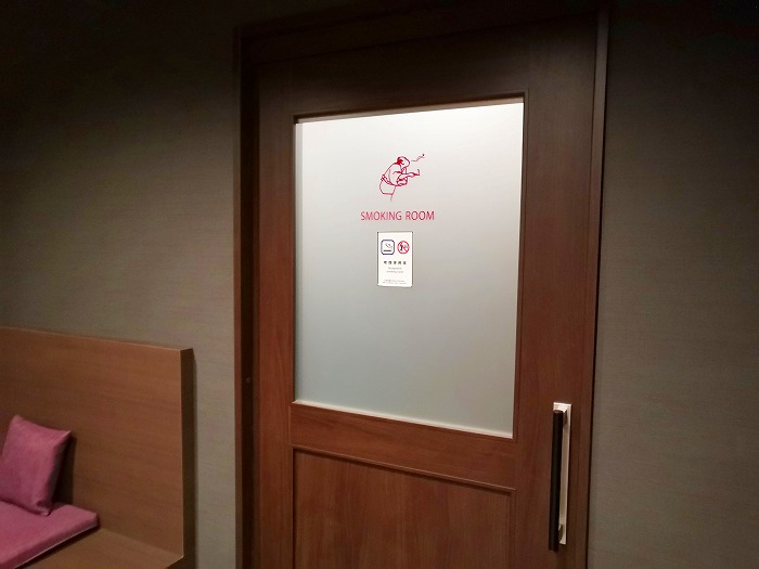 ホテル京都Stay SAKURA Kyoto 祭1階共有スペースの喫煙室。