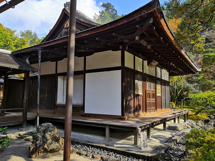 日本最古の書院造りの建物として国宝に指定されている「東求堂（とうぐどう）」。