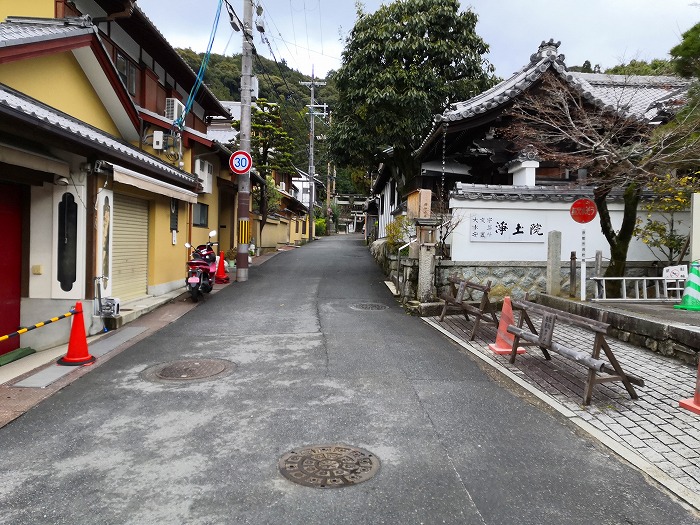 銀閣寺の前を通る小路。