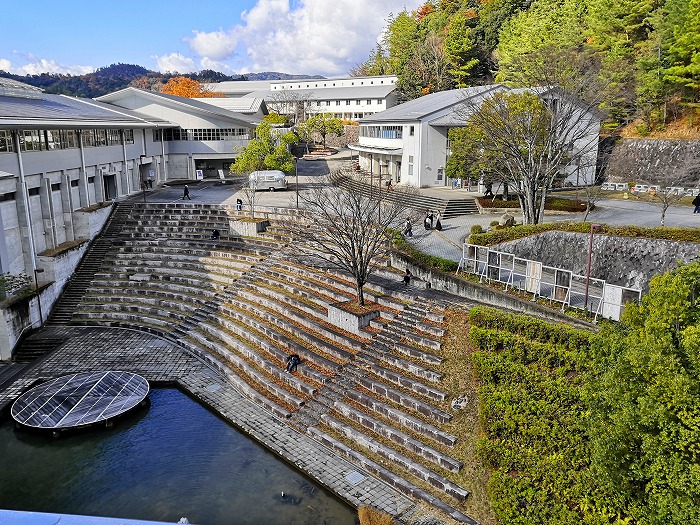 京都精華大学 明窓館から見たキャンパスの光景。