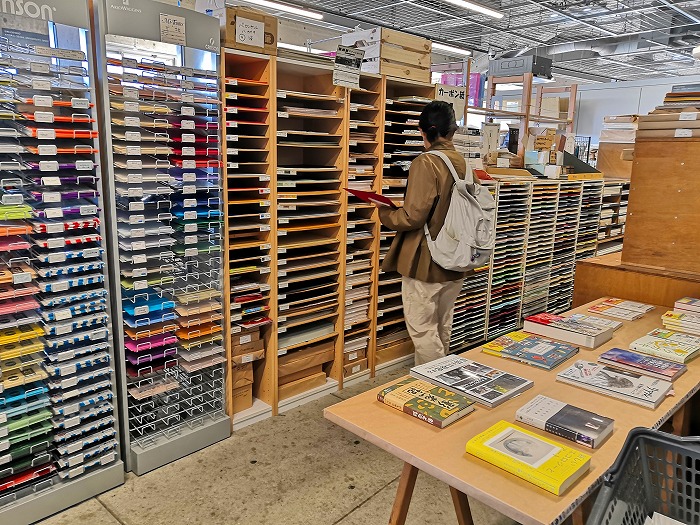 京都精華大学 悠々館 2階、書籍、文具、画材、生活用品をあつかう「画箋堂」。