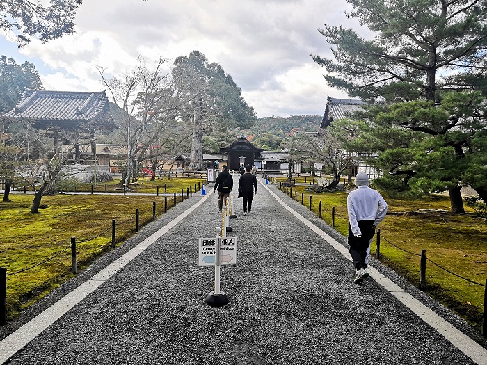 The approach from the main gate of Kinkakuji.