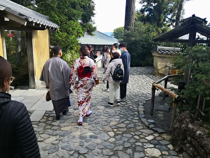 Kinkakuji/Rokuonji - A foreign couple in kimono.