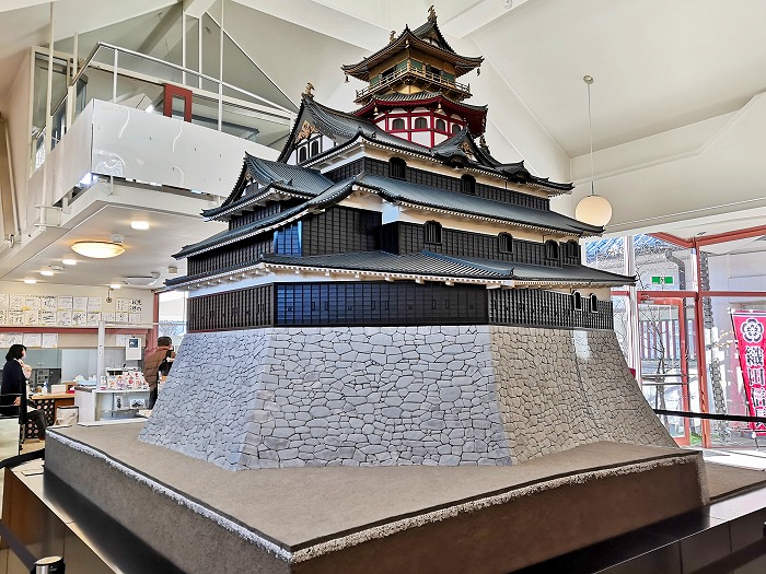 滋賀県安土城郭資料館、1/20サイズの「安土城 復元模型」。