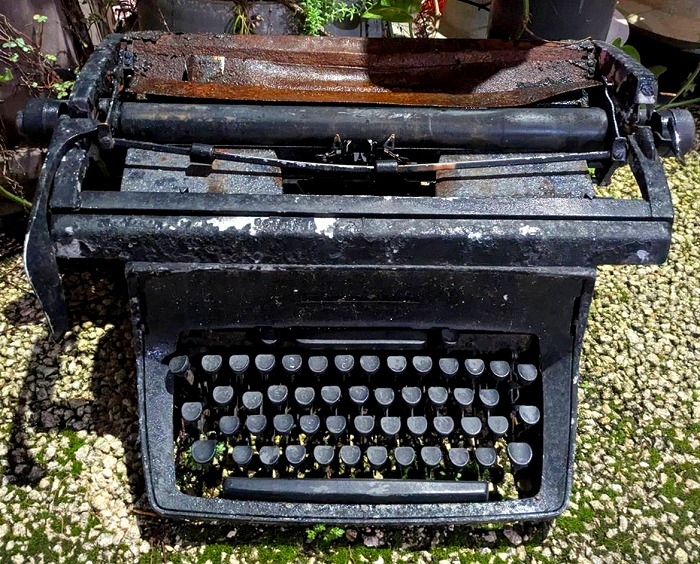 道に置かれたタイプライター - 与那原
